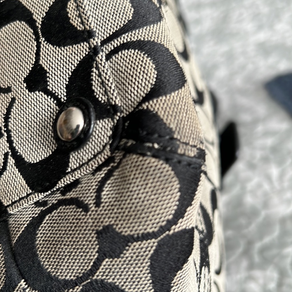 Signature Coach shoulder tote - Picture 5 of 5